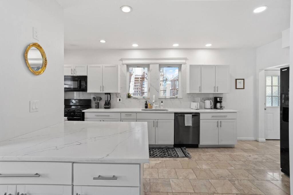 Holiday home Luxury 8 Bedroom 4 Ba - Just 1 Block From The Beach! Atlantic City